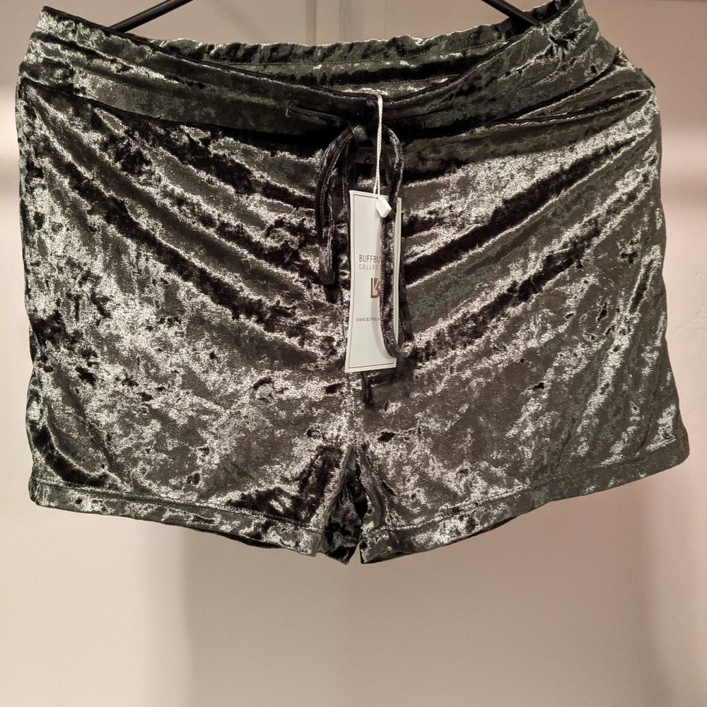 BuffBunny Frozen Short - Mistletoe